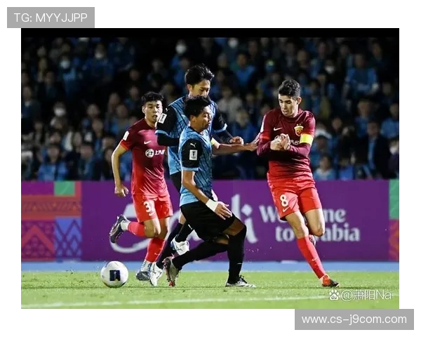 球星与花式足球高手激烈对决 引领足球新潮流的精彩赛事 球星与花式足球高手激烈对决 引领足球新潮流的精彩赛事