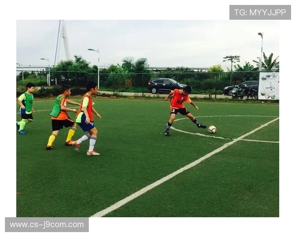 聚焦足球队员闪电速度与赛场瞬间爆发力全景深度技术解析全面